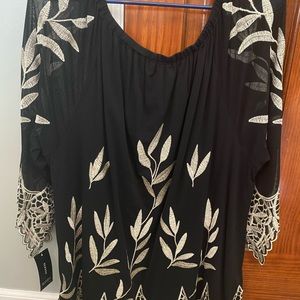 Alfani black/gold top with scalloped sleeves